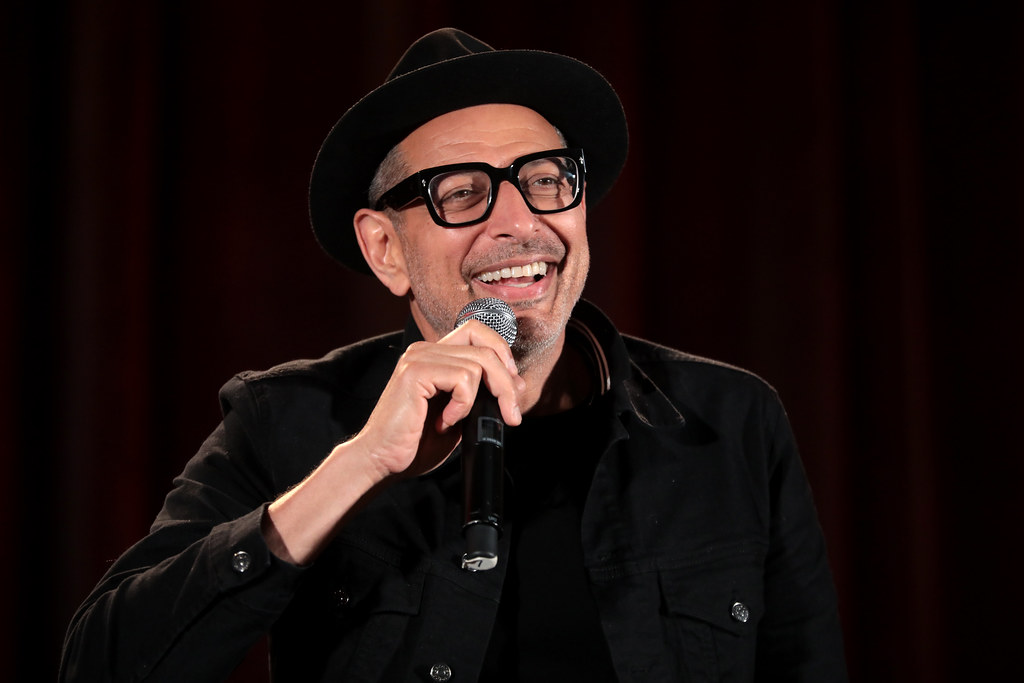 Jeff Goldblum mikrofonnal a kezében