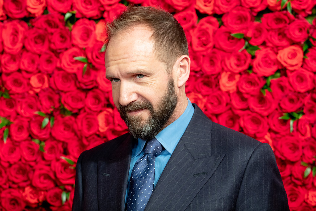 Ralph Fiennes egy angol színész,